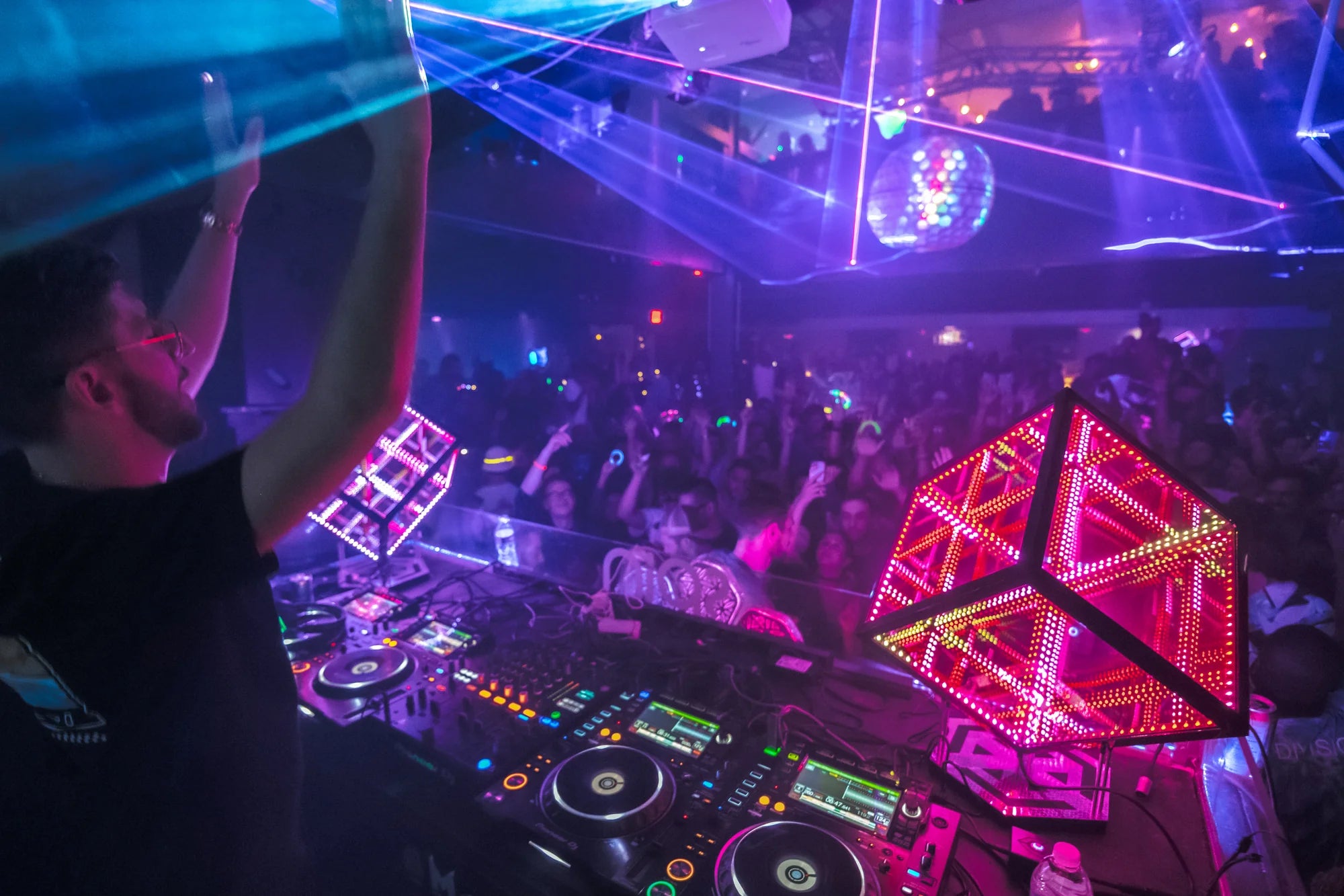 dj led lighting control at a show