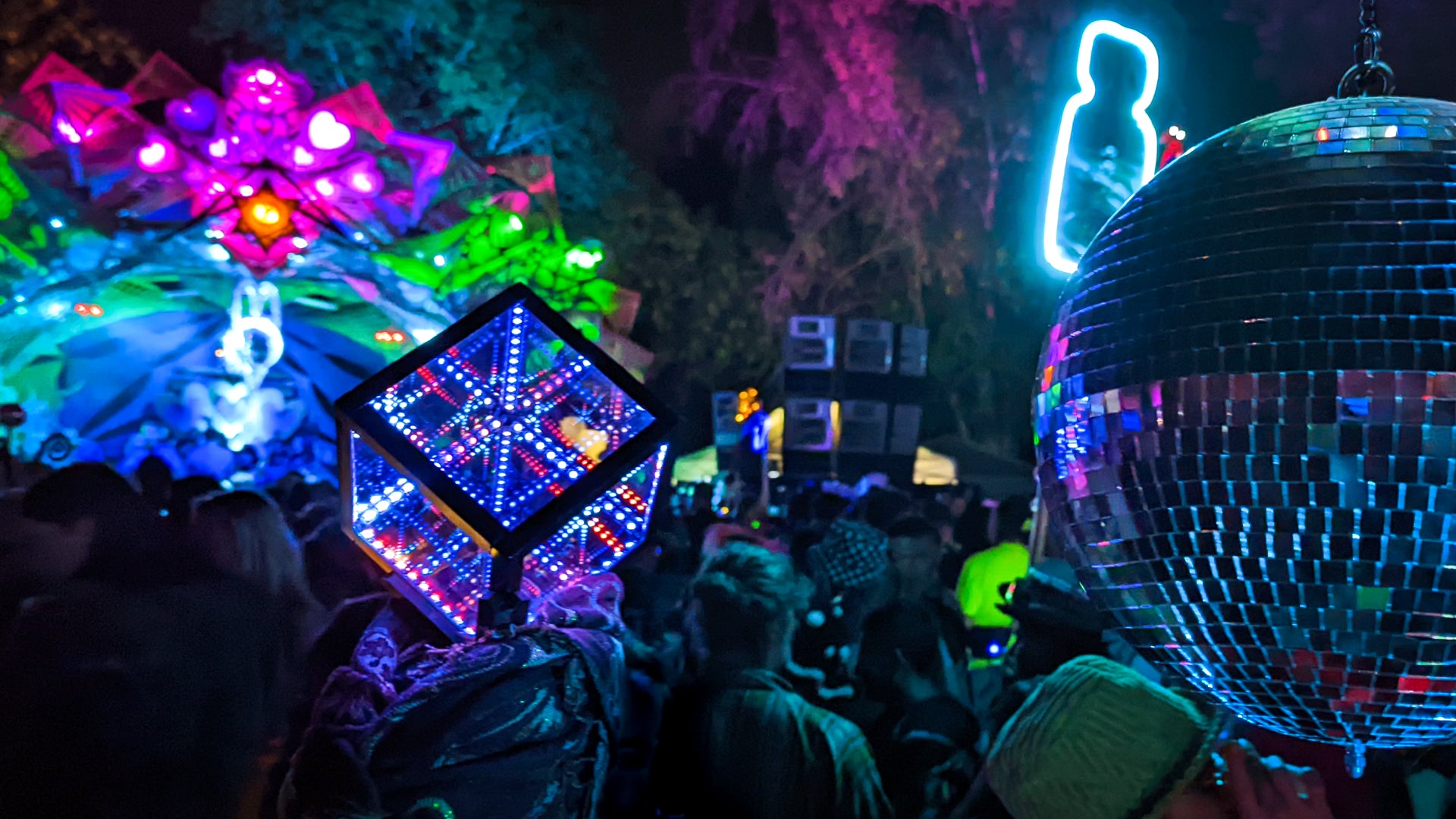 sound reactive lighting at festival